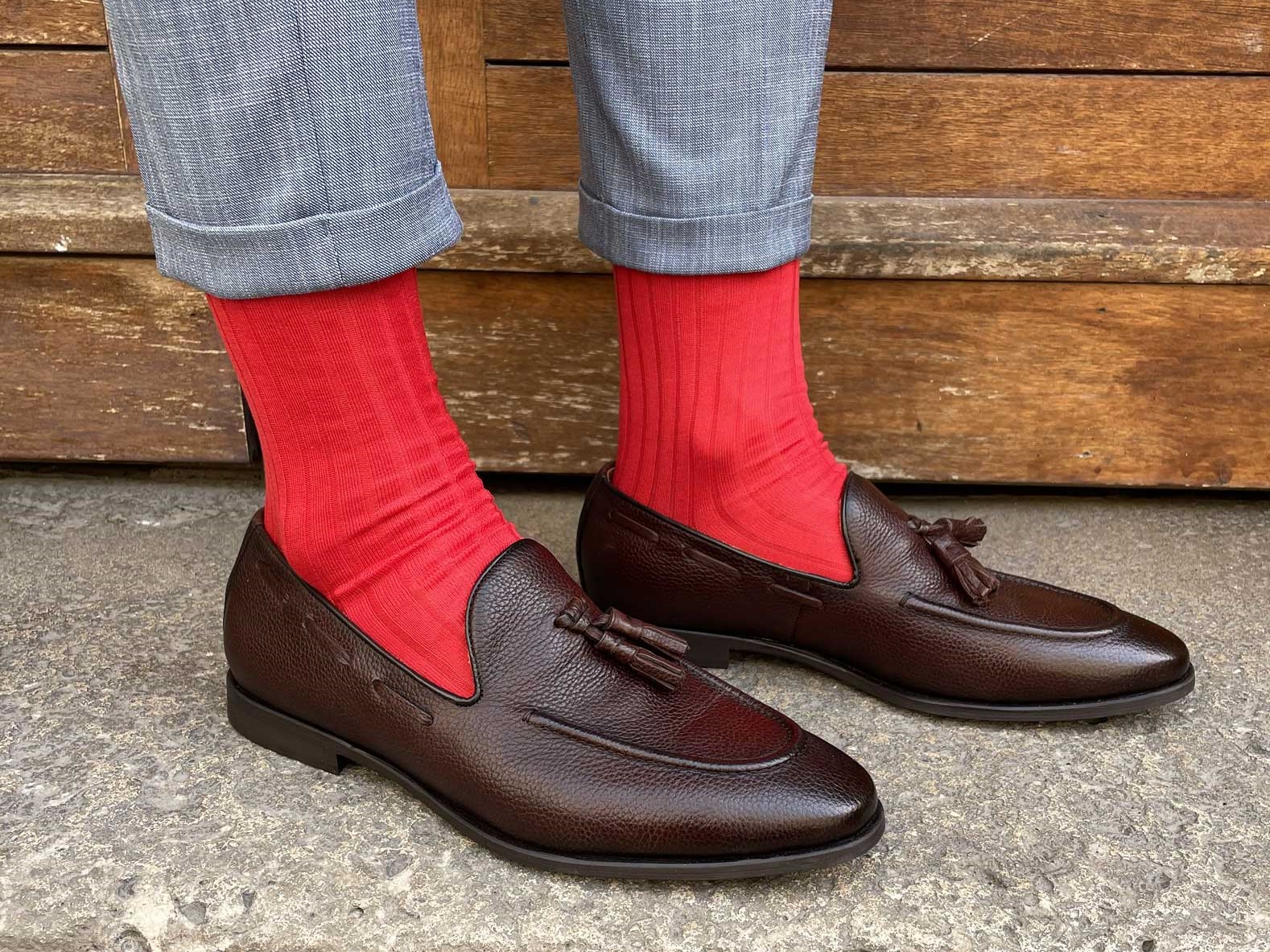 chaussettes-montantes-mi-bas-unies-rouge-rubis-en-pur-fil-d'écosse-remaillées-à-la-main-pour-homme